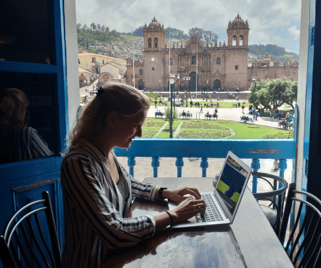 Sonja werkt voor conversies.nl met uitzicht op de kathedraal van Cusco.